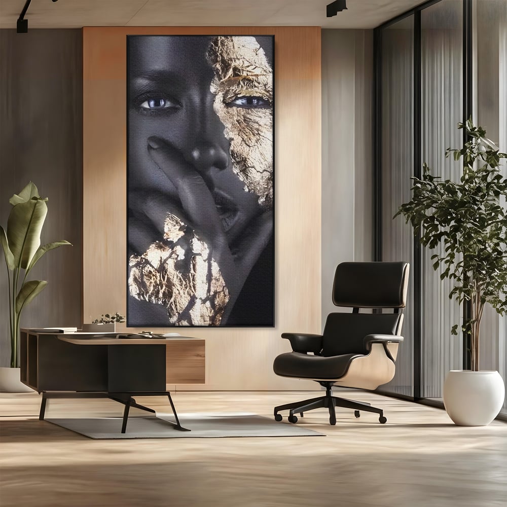 Tablou canvas cu tablou canvas cu portret de femeie, in rama de aluminiu negru, pe perete intr-un birou